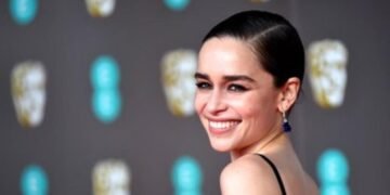 Emilia Clarke se fracturó una costilla ¡grabando sexo para su nueva serie!