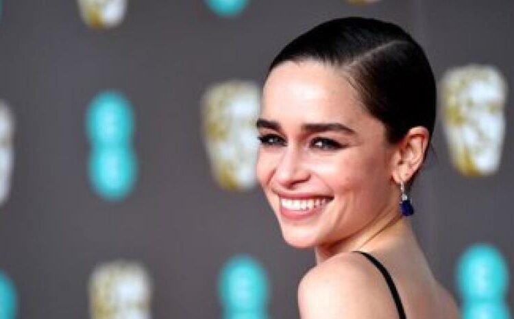 Emilia Clarke se fracturó una costilla ¡grabando sexo para su nueva serie!