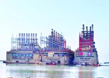 Escándalo ambiental en Azua: Barcaza contamina Los Negros