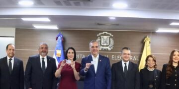 Abinader y Raquel Arbaje: Los primeros en estrenar la nueva cédula de identidad