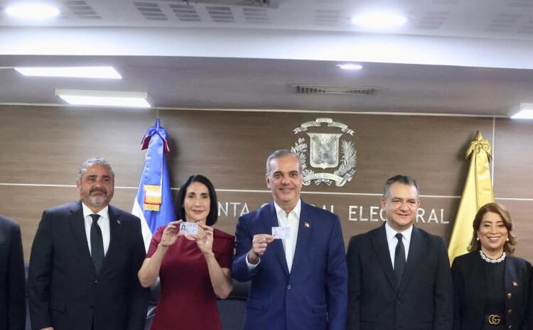 Abinader y Raquel Arbaje: Los primeros en estrenar la nueva cédula de identidad