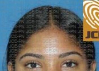 Buscan a hermano de 22 que asesinó a su hermana de 13 en San Francisco de Macorís
