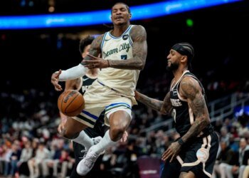 Giannis DOMINA y Bucks Ganan 112-110 a Hawks en Final de Infarto