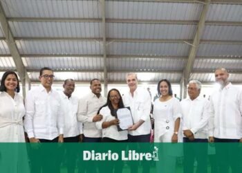 Abinader cumple el sueño de 500+ familias en Neiba con históricos títulos de propiedad