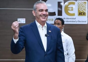 JCE entrega cédula dominicana a Luis Abinader: ¡Identidad sellada