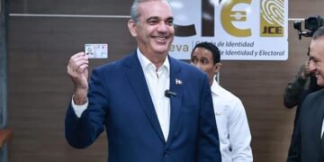 JCE entrega cédula dominicana a Luis Abinader: ¡Identidad sellada