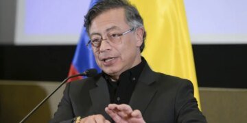 Petro denuncia grave plan de atentado contra su vida y la de sus hijos en pleno vuelo