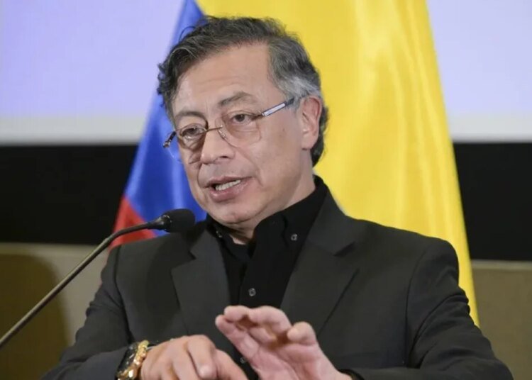 Petro denuncia grave plan de atentado contra su vida y la de sus hijos en pleno vuelo