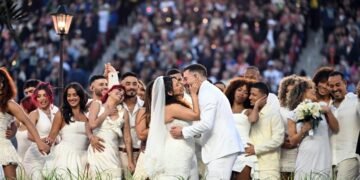 Bad Bunny hace historia con una boda de verdad en su show del Super Bowl