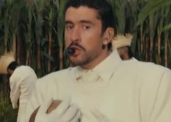 Venden por 30.000 euros la camiseta de Zara que Bad Bunny usó en el Super Bowl