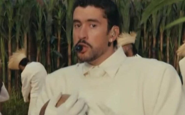 Venden por 30.000 euros la camiseta de Zara que Bad Bunny usó en el Super Bowl