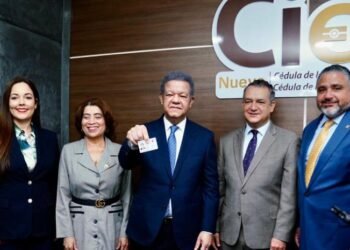 Leonel Fernández presume su nueva cédula y lanza un contundente mensaje: “El sistema funciona”