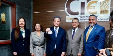 Leonel Fernández presume su nueva cédula y lanza un contundente mensaje: “El sistema funciona”