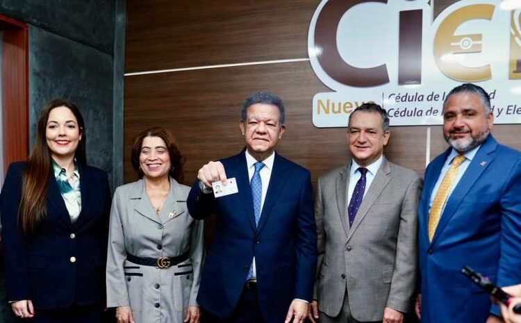 Leonel Fernández presume su nueva cédula y lanza un contundente mensaje: “El sistema funciona”