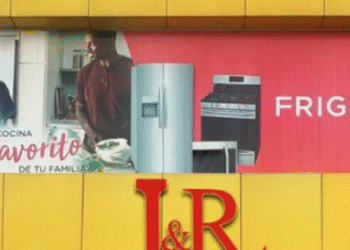 Voraz incendio reduce a cenizas L&R Comercial en Villa Mella: Empresa confirma pérdida total