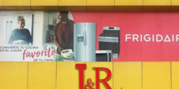 Voraz incendio reduce a cenizas L&R Comercial en Villa Mella: Empresa confirma pérdida total