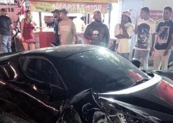 El Alfa sufre aparatoso accidente al chocar su lujoso Ferrari contra un poste en el Distrito Nacional
