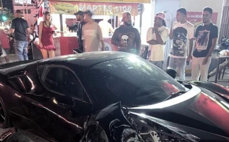 El Alfa sufre aparatoso accidente al chocar su lujoso Ferrari contra un poste en el Distrito Nacional