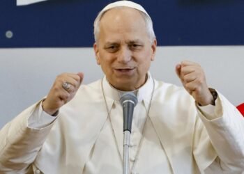 Papa Francisco pide apagar el celular para dedicar tiempo a los más necesitados