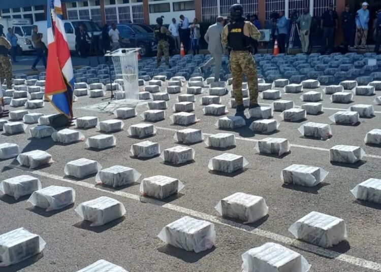 Golpe al narcotráfico: DNCD incauta masivo cargamento de 2,049 paquetes de droga en una lancha