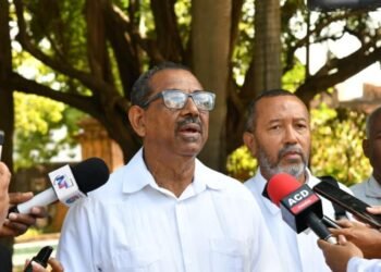 Salarios dignos y respeto a la ley: el firme reclamo que marcó la ofrenda floral del Mes de la Patria