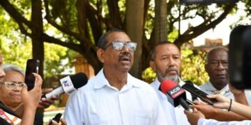 Salarios dignos y respeto a la ley: el firme reclamo que marcó la ofrenda floral del Mes de la Patria