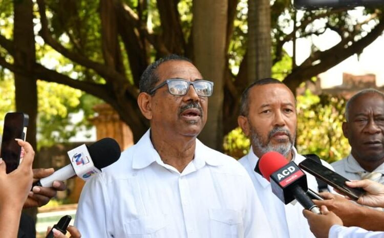 Salarios dignos y respeto a la ley: el firme reclamo que marcó la ofrenda floral del Mes de la Patria