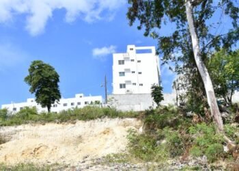 Villa Naco: el pujante desarrollo que se hunde en el olvido de sus calles intransitables