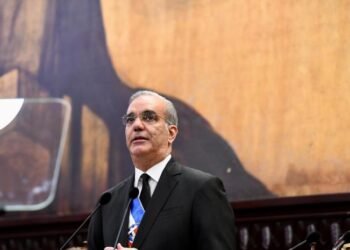 Abinader dispara el crecimiento económico: récord histórico en empleo, inversión y energía