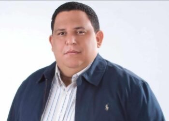 Insólito error: Alcalde de Azua confunde a Luis Abinader con Leonel Fernández en pleno acto oficial