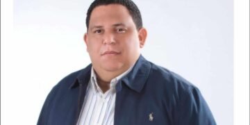 Insólito error: Alcalde de Azua confunde a Luis Abinader con Leonel Fernández en pleno acto oficial