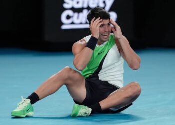 Alcaraz Conquista Australia: ¡Hito Histórico en Grand Slams!