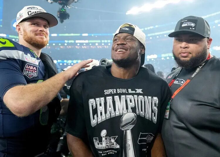 Kenneth Walker y Sam Darnold celebran la victoria del Super Bowl con un espectacular desfile en Disneyland