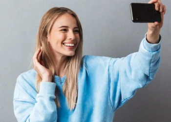 Dermatólogos alertan: Peligro real en los consejos de piel y salud virales de redes sociales