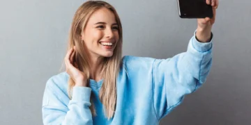 Dermatólogos alertan: Peligro real en los consejos de piel y salud virales de redes sociales