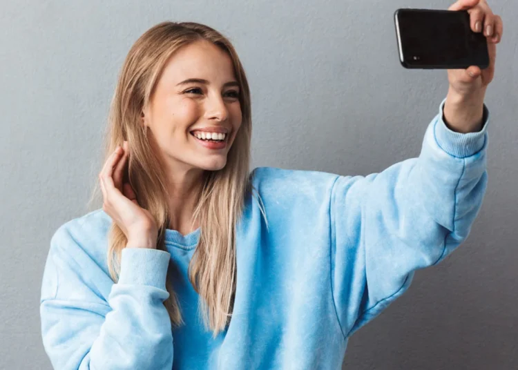 Dermatólogos alertan: Peligro real en los consejos de piel y salud virales de redes sociales