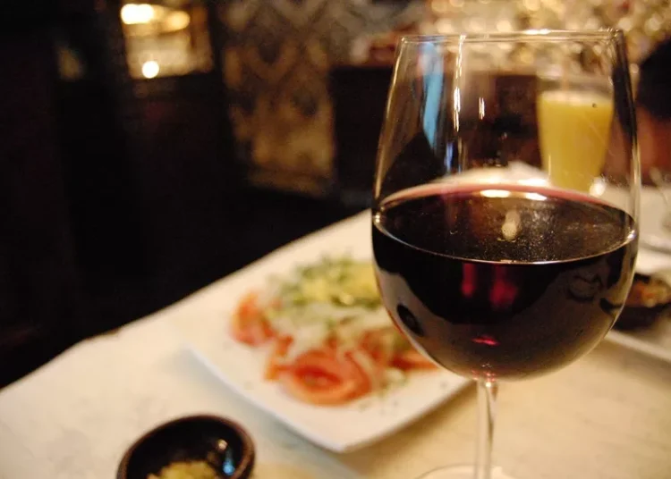 El secreto para vivir más: Ciencia confirma que el vino y la dieta moderada reducen la mortalidad