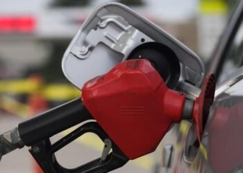 El precio de la gasolina en EE. UU. se dispara a 4 dólares y alcanza su máximo nivel desde 2022