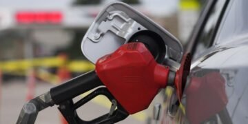 El precio de la gasolina en EE. UU. se dispara a 4 dólares y alcanza su máximo nivel desde 2022