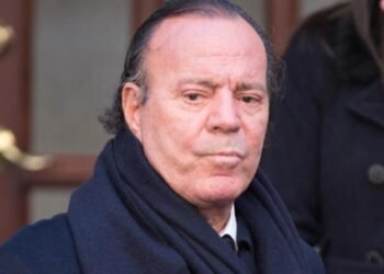 Julio Iglesias estalla contra eldiario.es y denuncia un “montaje periodístico” tras las acusaciones en su contra