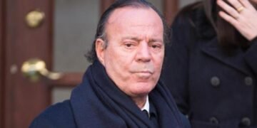 Julio Iglesias estalla contra eldiario.es y denuncia un “montaje periodístico” tras las acusaciones en su contra