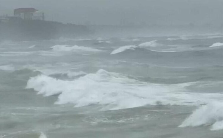 Alerta por oleaje peligroso y pocas lluvias: Así será el clima este miércoles