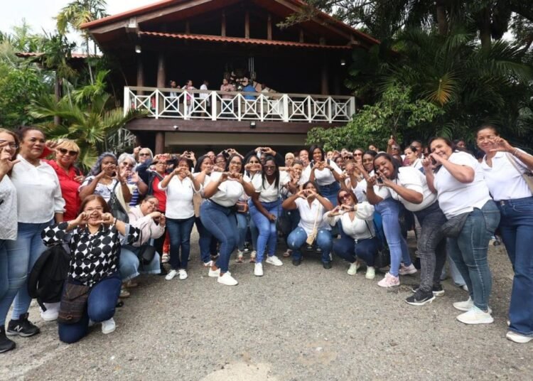 Carolina Mejía arrasa con masivo respaldo de las mujeres en el PRM