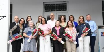 Colegio Santa Teresita reconoce la trayectoria de exrector de APEC y destacados líderes egresados de sus aulas