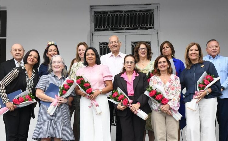 Colegio Santa Teresita reconoce la trayectoria de exrector de APEC y destacados líderes egresados de sus aulas