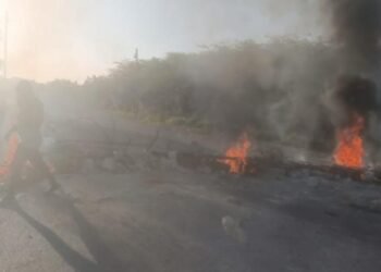 Indignación en el Sur: Bloquean carretera Barahona-Bahoruco en protesta por los constantes apagones