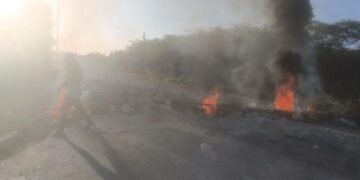 Indignación en el Sur: Bloquean carretera Barahona-Bahoruco en protesta por los constantes apagones
