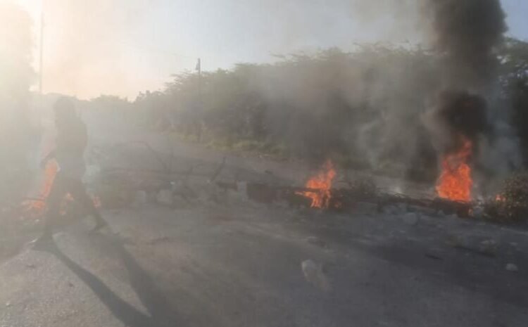Indignación en el Sur: Bloquean carretera Barahona-Bahoruco en protesta por los constantes apagones