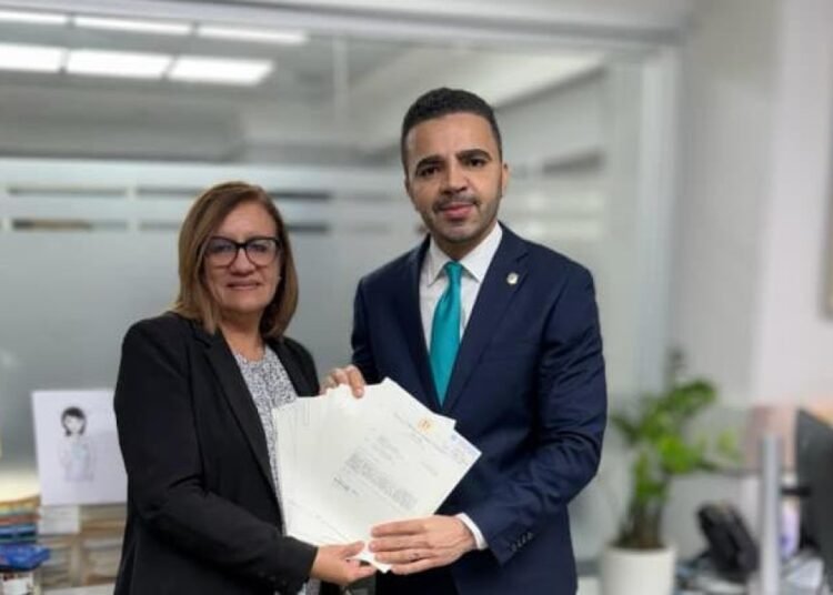 Récord histórico: Legislador presenta 10 proyectos de ley en un solo día