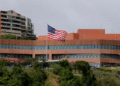 Histórico: La bandera de EE. UU. vuelve a ondear en la Embajada de Caracas tras 7 años